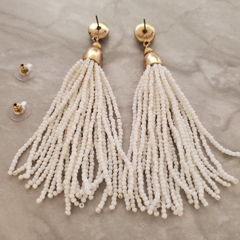 ✨ Stella and Dot White Seed Beaded Beads Marble Boho Tassel Earrings ✨ - Picture 6 of 9